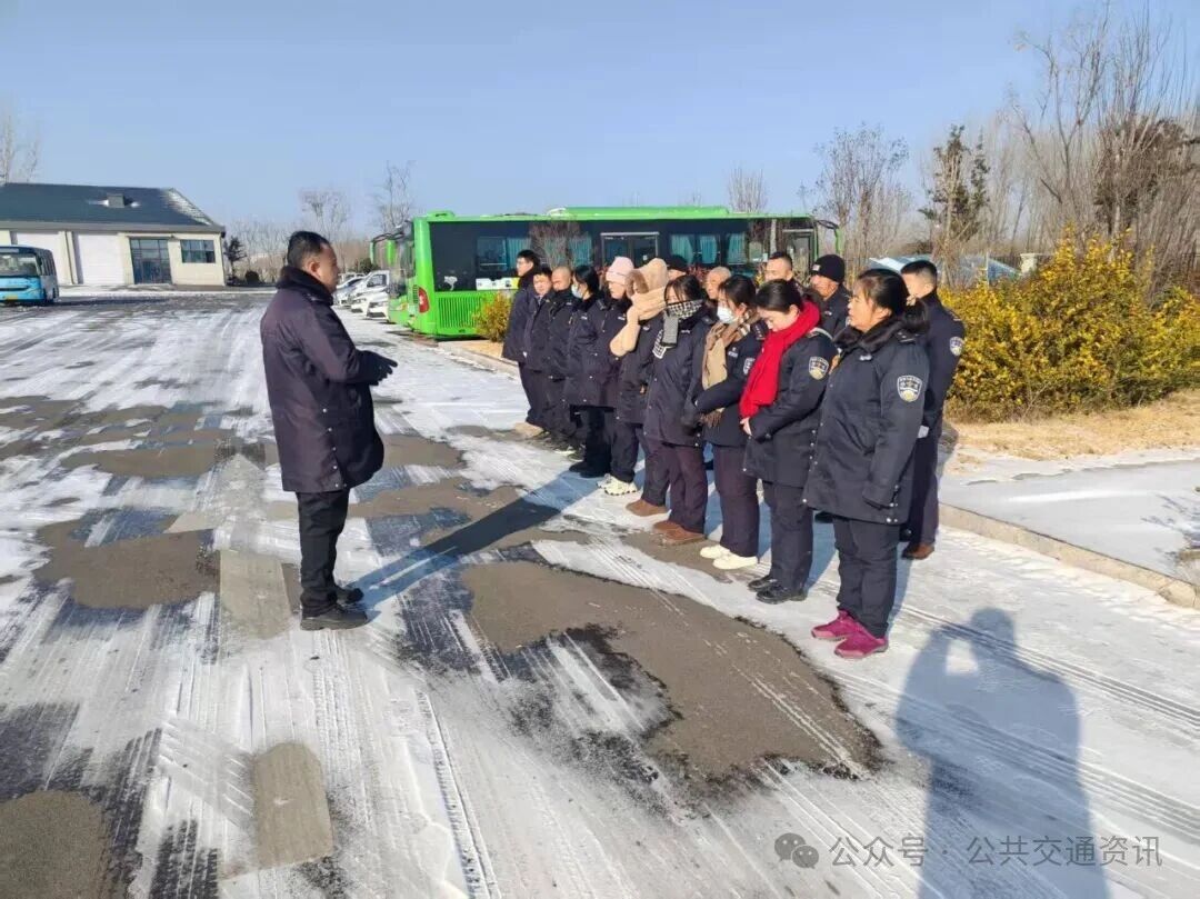 筑牢冬季行车安全防线 菏泽公交开展冰雪路面实操演练